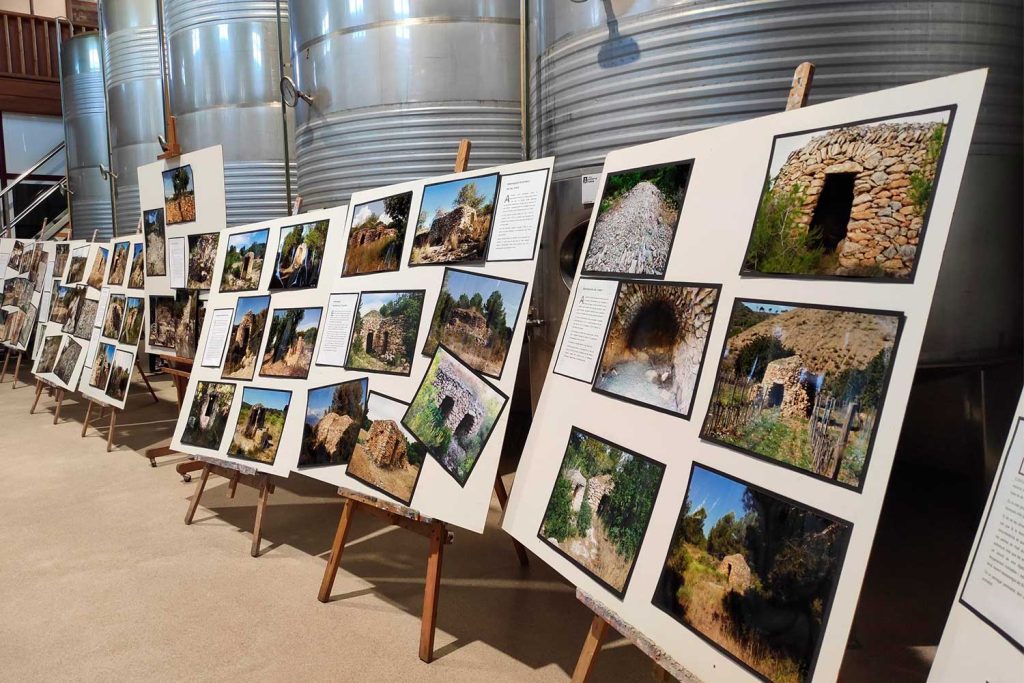 FOTO 2: Exposició sobre les barraques de pedra seca que es pot veure durant la visita d’enoturisme a Cellers Avgvstvs Forvm. 