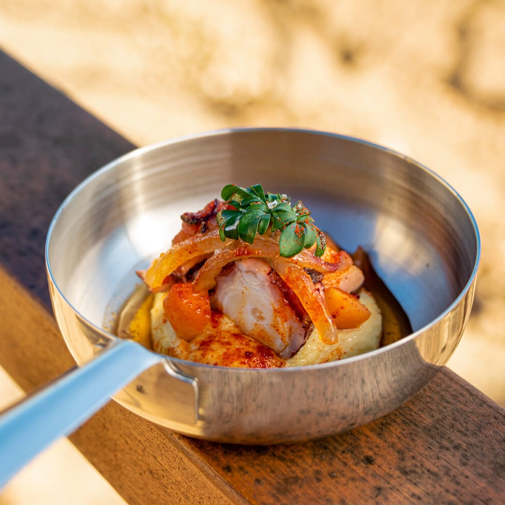 Imatge detall d’un aperitiu durant una visita enoturística al celler d’Avgvstvs Forvm