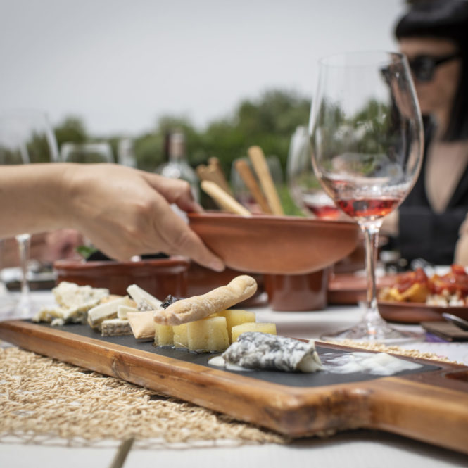 Foto de degustación entre viñas en bodega en el Penedès