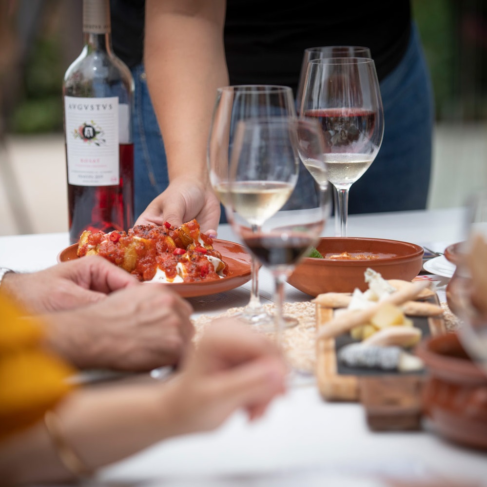 Imatge detall d’un tast durant una activitat d’enoturisme al Penedès a Avgvstvs Forvm