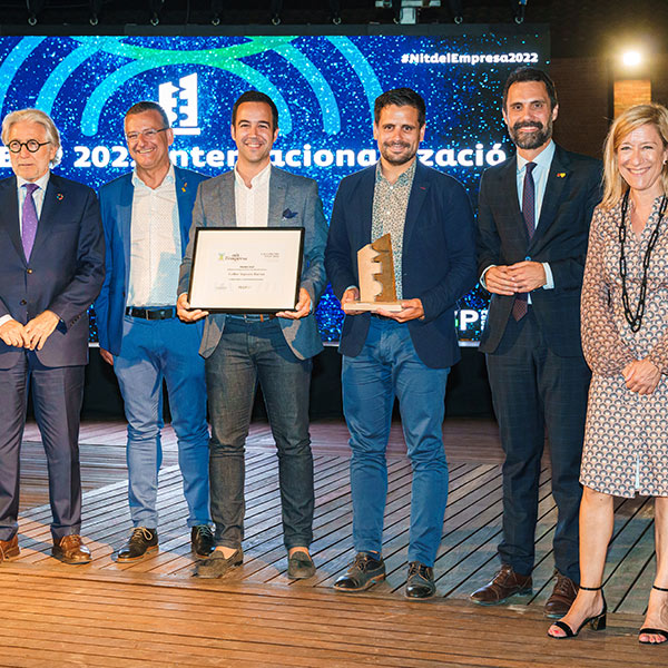 Imatge de l’entrega del premi FEGP a la Internacionalització als responsables d’Avgvstvs Forvm