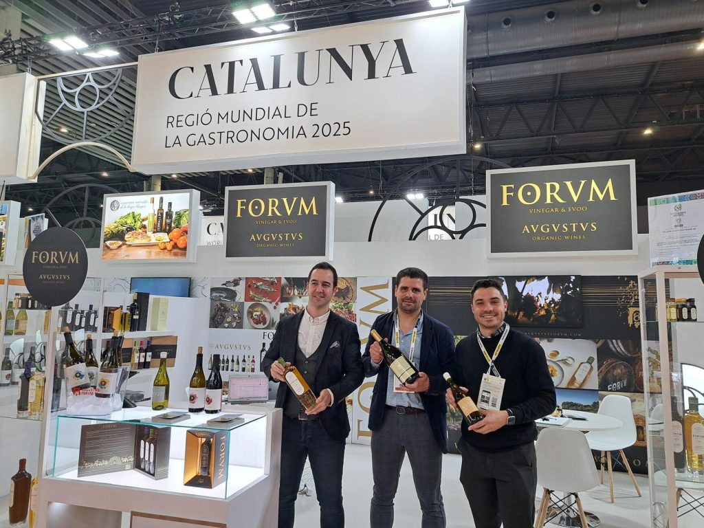Imatge del estand i l’equip d’Avgvstvs Forvm