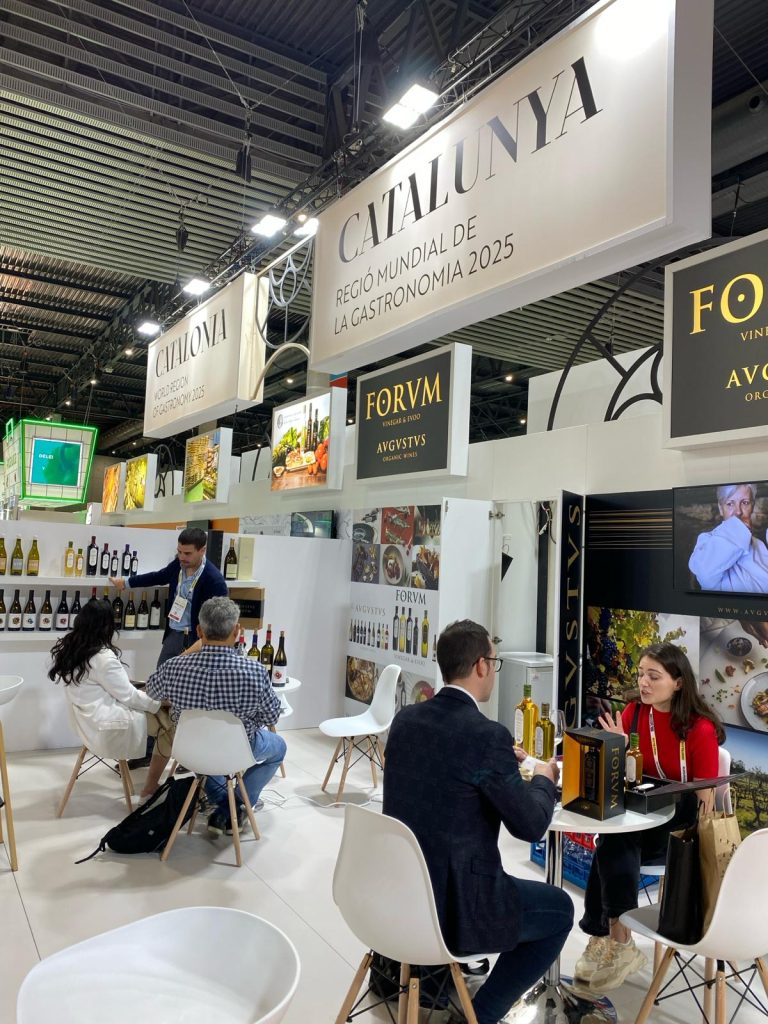 Imatge del estand que surten ells amb clients