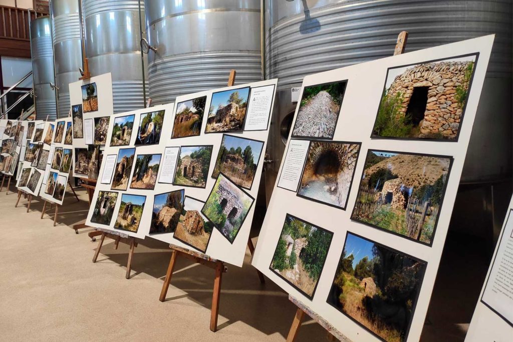 FOTO 2: Exposició sobre les barraques de pedra seca que es pot veure durant la visita d’enoturisme a Cellers Avgvstvs Forvm. 