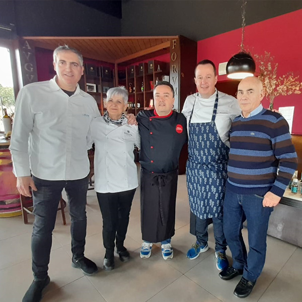 Imatge d’alguns dels assistents i els xefs del menú degustació per presentar l’Oxigarum a Avgvstvs Forvm
