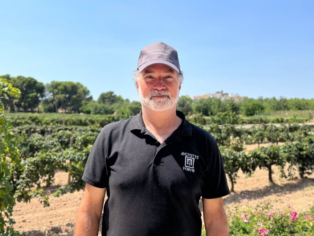 Imatge d'un membre d'Avgvstvs Forvm amb la gorra de D.O. Penedès
