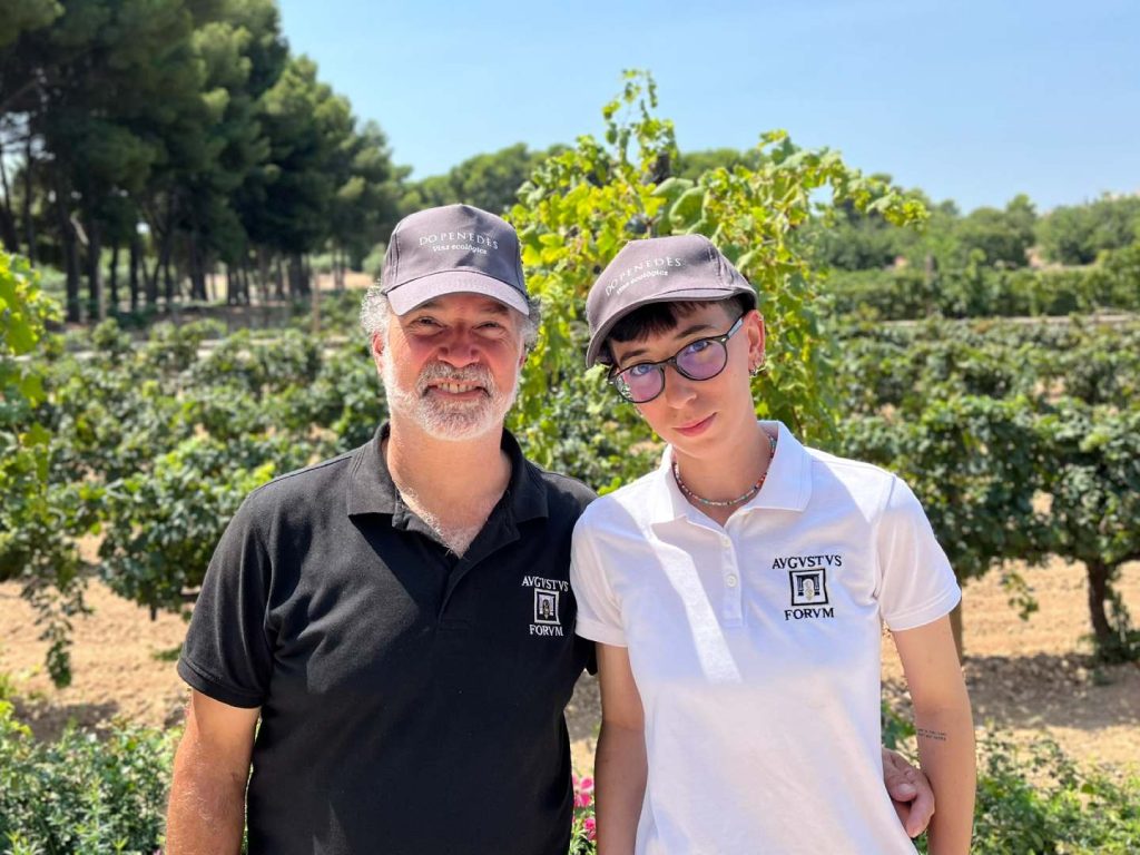 Imatge de membres d'Avgvstvs Forvm amb la gorra de D.O. Penedès