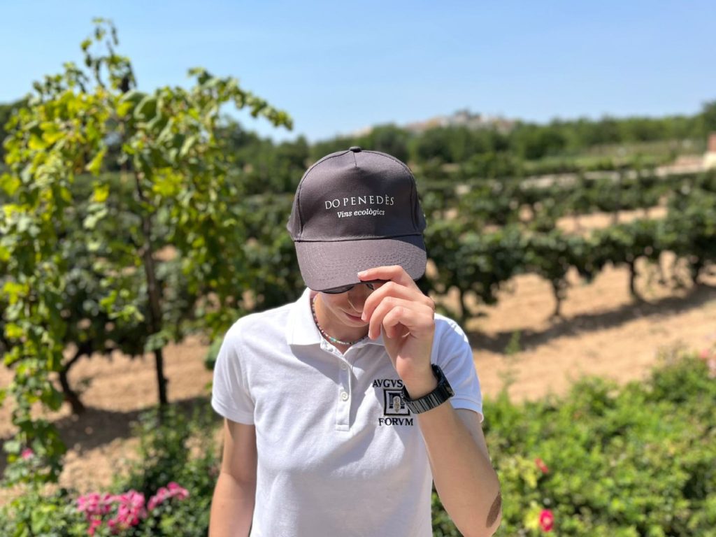 Imatge d'un membre d'Avgvstvs Forvm amb la gorra de D.O. Penedès